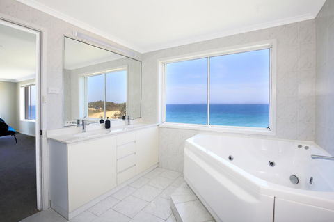 Neptune I Absolute Beachfront I Stunning Views - Accommodation Fremantle 18