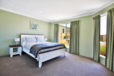 Neptune I Absolute Beachfront I Stunning Views - Accommodation Fremantle 15