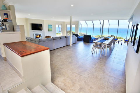 Neptune I Absolute Beachfront I Stunning Views - Accommodation Fremantle 2