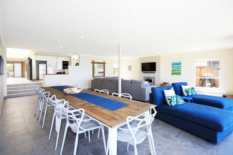 Neptune I Absolute Beachfront I Stunning Views - Accommodation Fremantle 5
