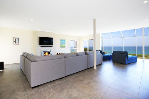 Neptune I Absolute Beachfront I Stunning Views - Accommodation Fremantle 3