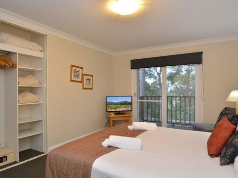 Villa De Saran Located Within Cypress Lakes - Accommodation Fremantle 1