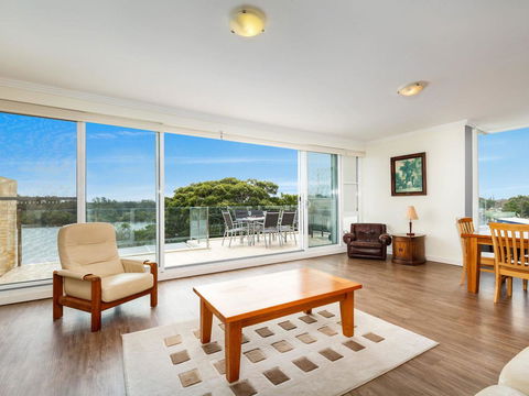 Regatta 13 - Accommodation Fremantle 8