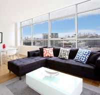 Gadigal Groove - Modern and Bright 3BR Executive Apartment in Zetland with Views - Accommodation Fremantle