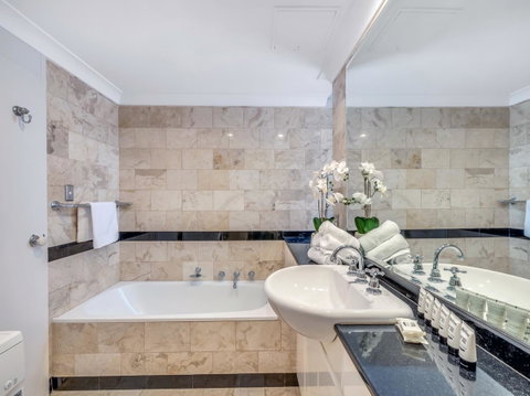 Panoramic Harbour Views And Unbeatable Comfort - Accommodation Fremantle 4