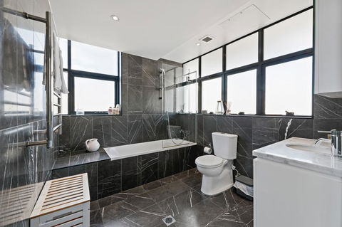 Darling Harbour Penthouse Views+Jacuzzi - Accommodation Fremantle 3