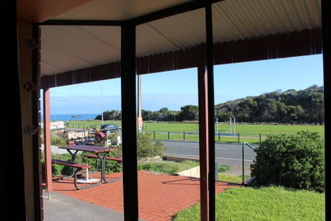 Bott's Beach Retreat - Accommodation Fremantle 0