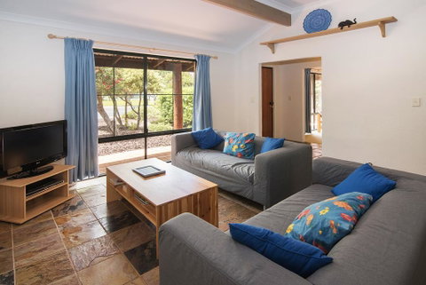 Bottlebrush - Accommodation Fremantle 3