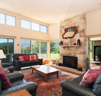 Bottlebrush Lodge - Great views and a pool - Accommodation Fremantle