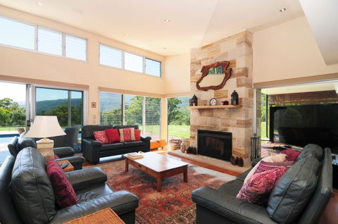 Bottlebrush Lodge - Great Views And A Pool! - Accommodation Fremantle 0
