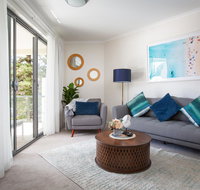 Bright Modern Apartment Steps From Beach and Ferry - Accommodation Fremantle