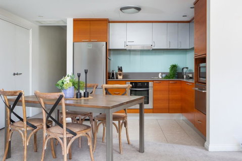 Bright Modern Apartment Steps From Beach And Ferry - Accommodation Fremantle 2