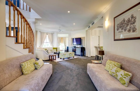 Broadbeach Waterfront Holiday House - Accommodation Fremantle 3