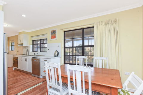 By The Beach - 30 Jetty Road - Accommodation Fremantle 2