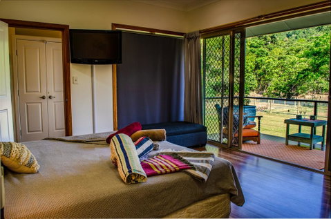 Cairns Homestead: A Peaceful Getaway - Accommodation Fremantle 2