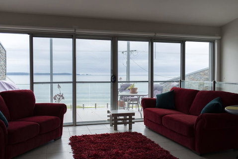 Casey's Beach Retreat - Accommodation Fremantle 0