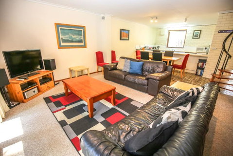 Cedar Holiday Units - Apartment 1 - Accommodation Fremantle 1