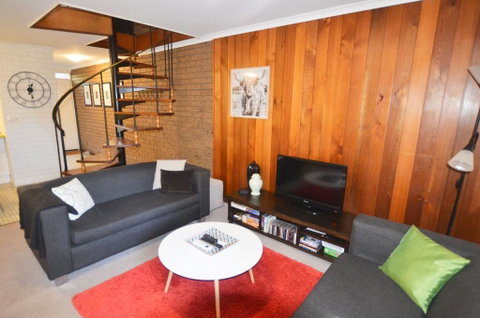 Cedar Holiday Units - Apartment 4 - Accommodation Fremantle 1