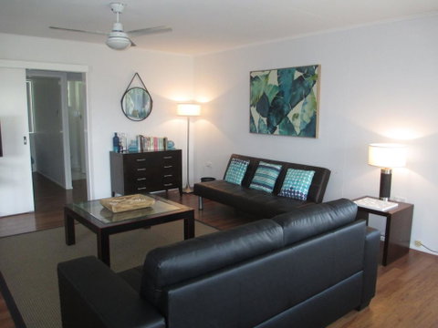 Charming Beach House - Accommodation Fremantle 0