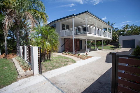 City Beach Holiday House - Accommodation Fremantle 0