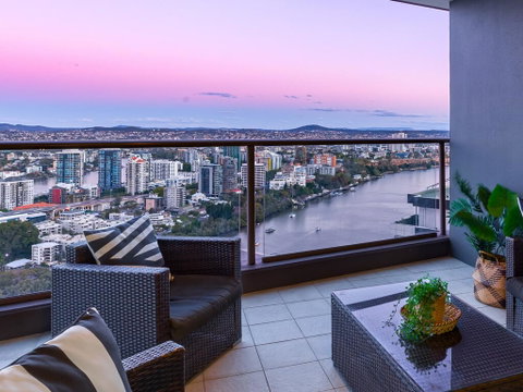 City Sky Home In Africa - River & Story Bridge Views - Accommodation Fremantle 0