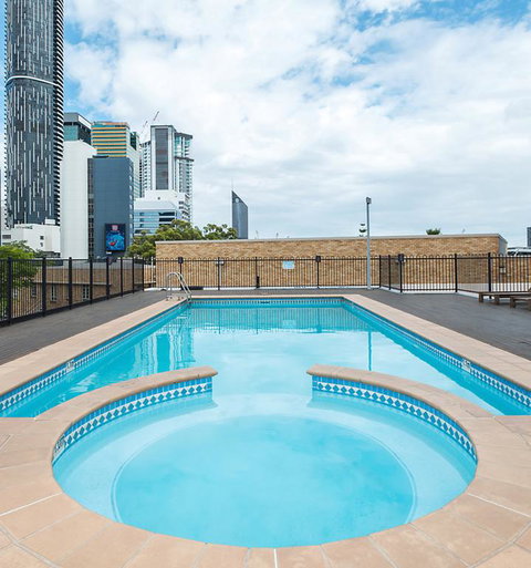 City Sunsets & South Bank , CBD, Views, Pool, Netflix - Accommodation Fremantle 3