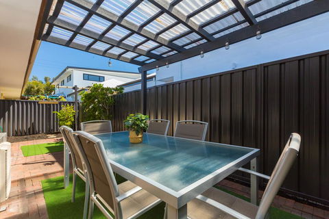 Coastal Convenience! Walk To The Shops & Cafes... - Accommodation Fremantle 3
