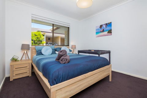 Coastal Convenience! Walk To The Shops & Cafes... - Accommodation Fremantle 1