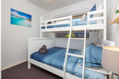Coastal Convenience! Walk To The Shops & Cafes... - Accommodation Fremantle 2