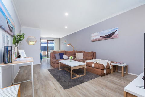Coastal Convenience! Walk To The Shops & Cafes... - Accommodation Fremantle 0