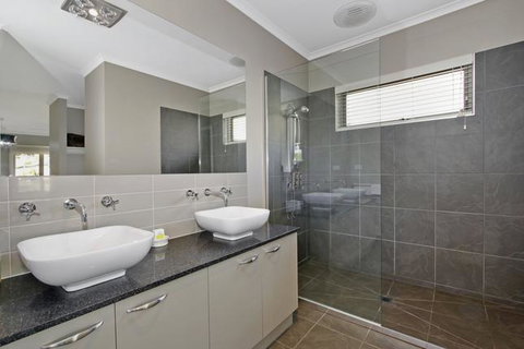 Collins Retreat - 4 Bedroom Home With Pool - Accommodation Fremantle 2