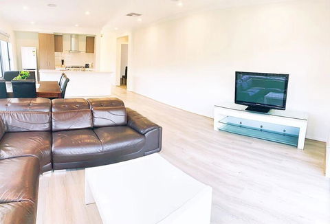 Comfortable 4BR 2Bath House Tarneit Melbourne - Accommodation Fremantle 2