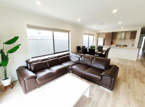 Comfortable 4BR 2Bath House Tarneit Melbourne - Accommodation Fremantle 0