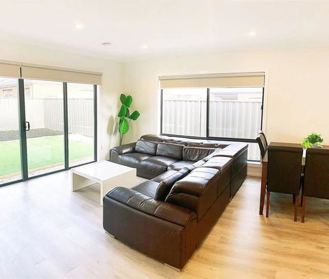 Comfortable 4BR 2Bath House Tarneit Melbourne - Accommodation Fremantle 3