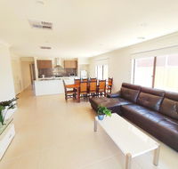 Comfortable 5BR House 6mins to Werribee Station.Great Ocean Road tourist stopover - Accommodation Fremantle