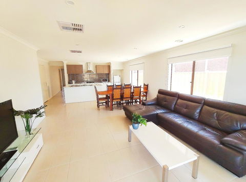 Comfortable 5BR House 6mins To Werribee Station.Great Ocean Road Tourist Stopover - Accommodation Fremantle 0