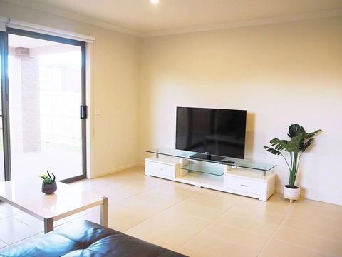 Comfortable 5BR House 6mins To Werribee Station.Great Ocean Road Tourist Stopover - Accommodation Fremantle 2