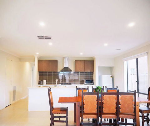 Comfortable 5BR House 6mins To Werribee Station.Great Ocean Road Tourist Stopover - Accommodation Fremantle 3