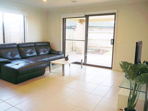 Comfortable 5BR House 6mins To Werribee Station.Great Ocean Road Tourist Stopover - Accommodation Fremantle 1