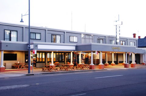 Commodore Motor Inn - Accommodation Fremantle 0