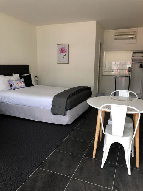 Commodore Motor Inn - Accommodation Fremantle 3