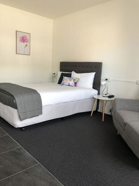 Commodore Motor Inn - Accommodation Fremantle 2