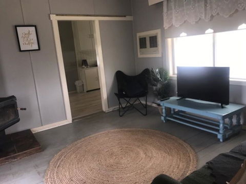 Cosy Country Cottage With AirCon - Accommodation Fremantle 0