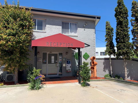 Crest Motor Inn - Accommodation Fremantle 0