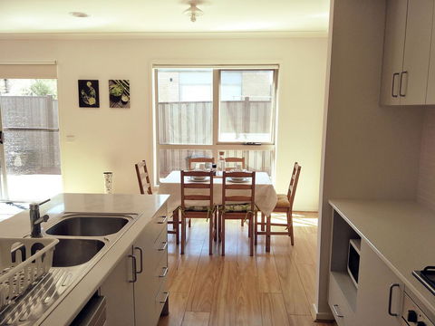 Daisy Villa - Close To Mel Airport & Hume Highway -Comfort - Accommodation Fremantle 3
