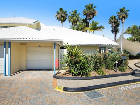 Diamond Beach 3 Bedroom Poolside Apartment - Accommodation Fremantle 2