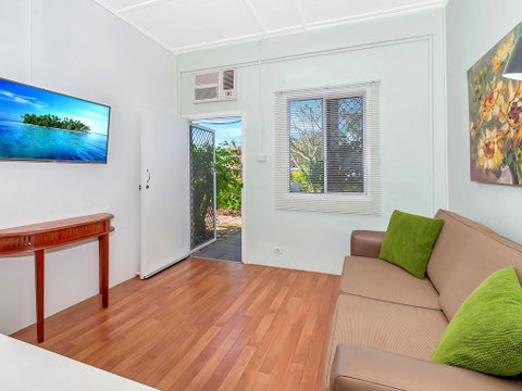 Easy Going Holiday Unit On McKenzie MK5 - Accommodation Fremantle 0