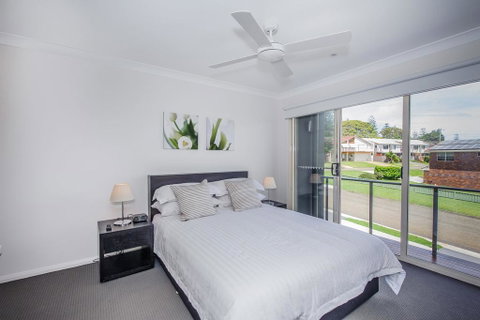 Escape At Nobbys Executive Townhouse 1 74 Pacific Drive - Accommodation Fremantle 3