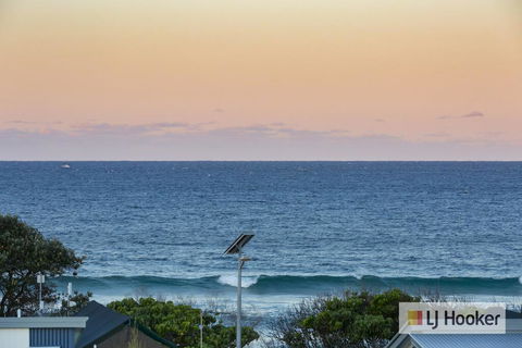 EXCLUSIVE OCEAN VIEW PENTHOUSE ON MARINE PARADE - Accommodation Fremantle 1