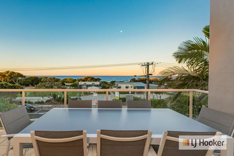 EXCLUSIVE OCEAN VIEW PENTHOUSE ON MARINE PARADE - Accommodation Fremantle 0